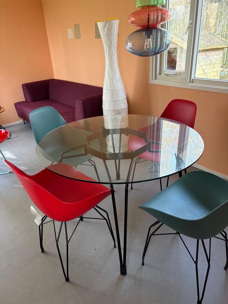 Glazen eettafel met 4 Kubikoff design stoelen, Ophalen, Kunststof, Gebruikt, Overige kleuren