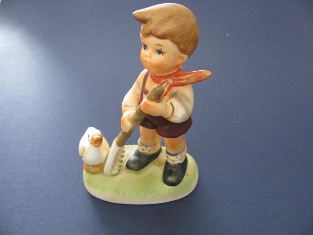 vintage napcoware beeldje 9484 jongen met eend en hark, Ophalen of Verzenden, Zo goed als nieuw, Mens