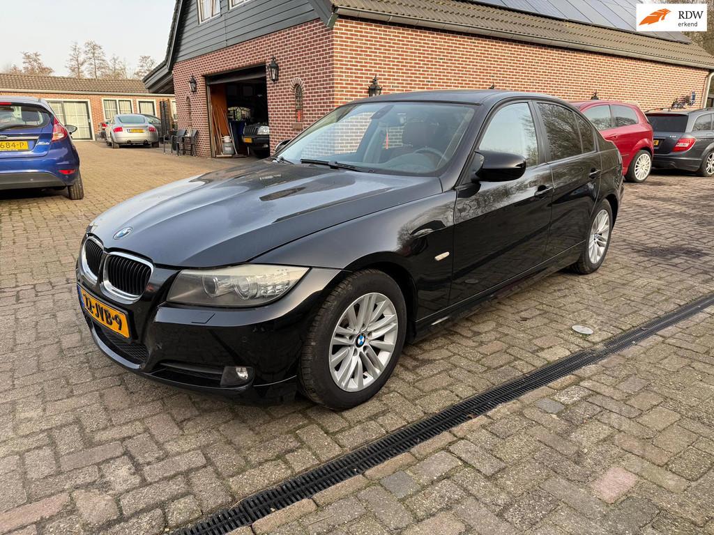 BMW 3-serie 318i NIEUWE APK 28-01-2027, Achterwielaandrijving, Zwart, Bedrijf, Handgeschakeld
