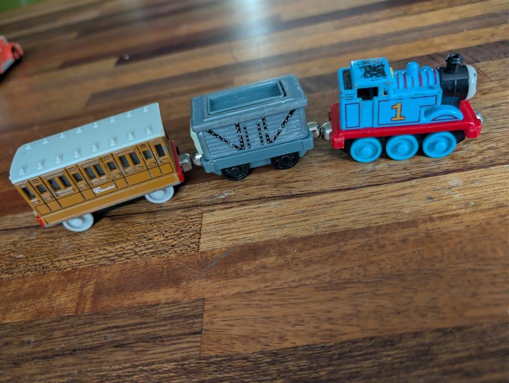 Thomas de Trein met twee wagonnetjes - Speelgoed, Kinderen en Baby's, Speelgoed | Thomas de Trein, Ophalen of Verzenden, Gebruikt