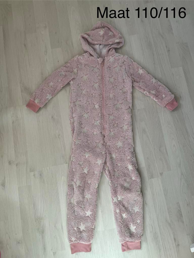 Lichtroze onesie met sterren, maat 110/116, Ophalen of Verzenden, Gebruikt, Meisje, Nacht- of Onderkleding