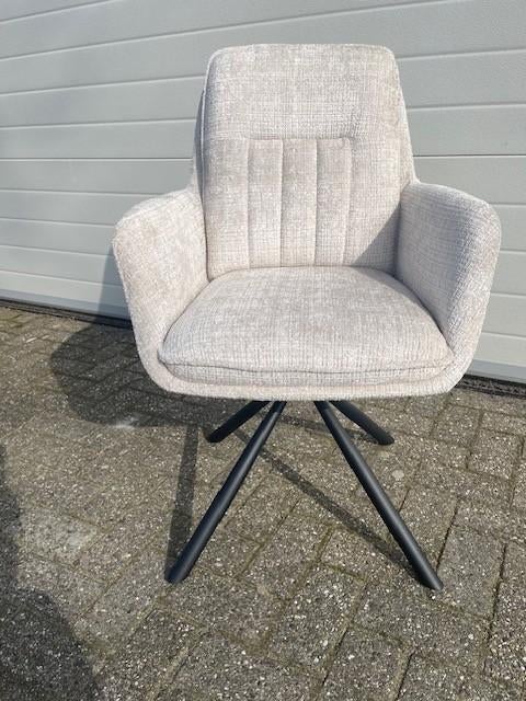 Eetstoel 180 auto return beige zwart metaal poot modern