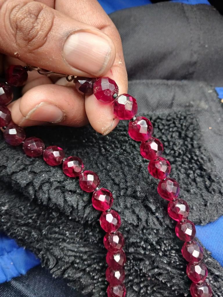 Ketting met dieprode gefacetteerde kralen, Hobby en Vrije tijd, Kralen en Sieraden maken, Ophalen of Verzenden