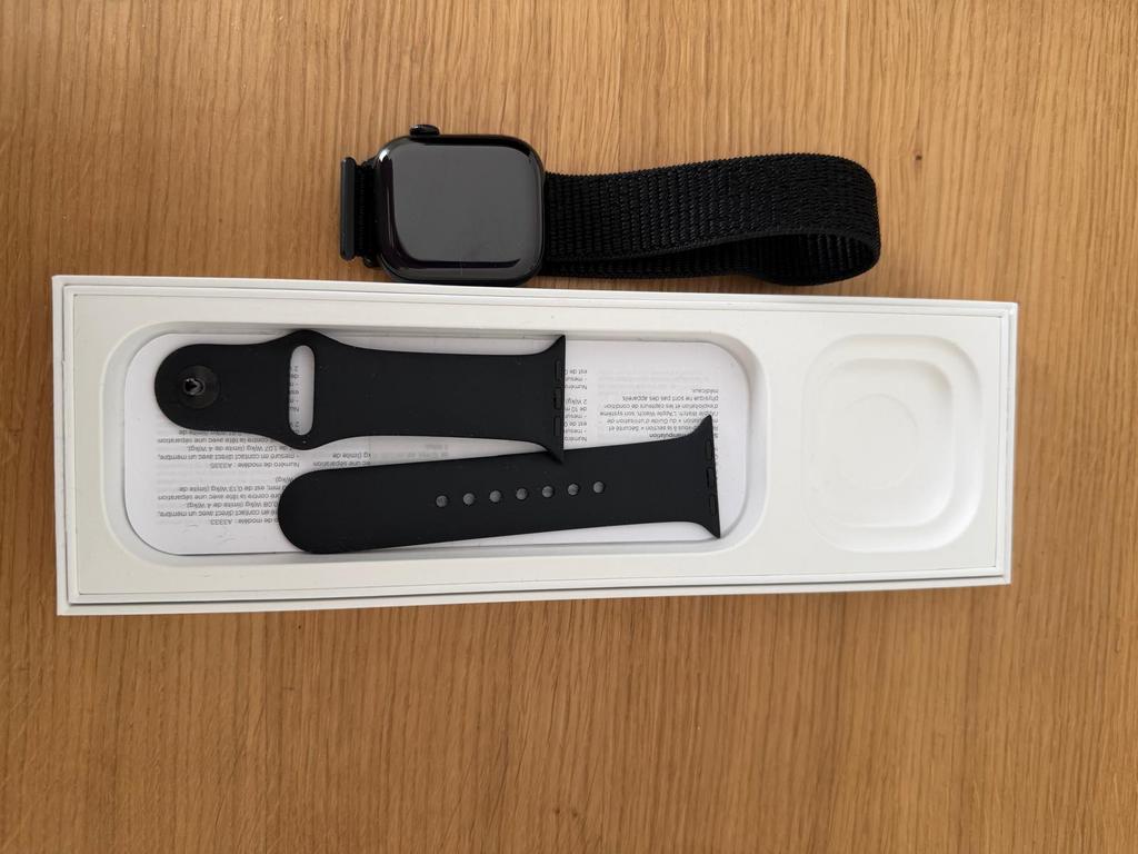 Apple Watch 11 42mm cellular MET FACTUUR, Ophalen of Verzenden, Zo goed als nieuw, Zwart, IOS