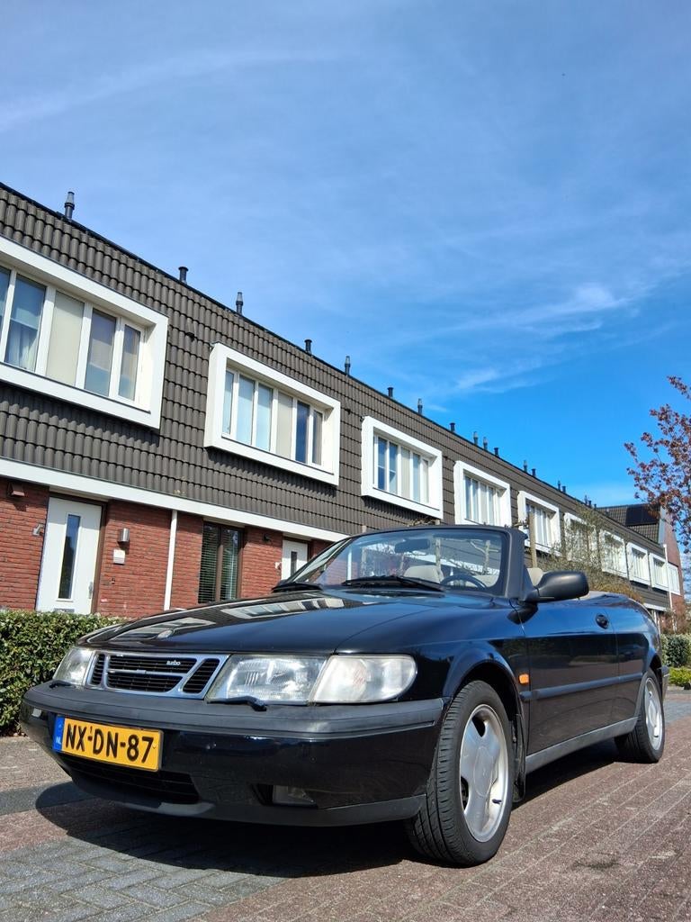 Saab 900 2.0 Turbo Cabrio AUT 1996 Zwart, Auto's, Saab, Beige, 4 cilinders, Cabriolet, Zwart