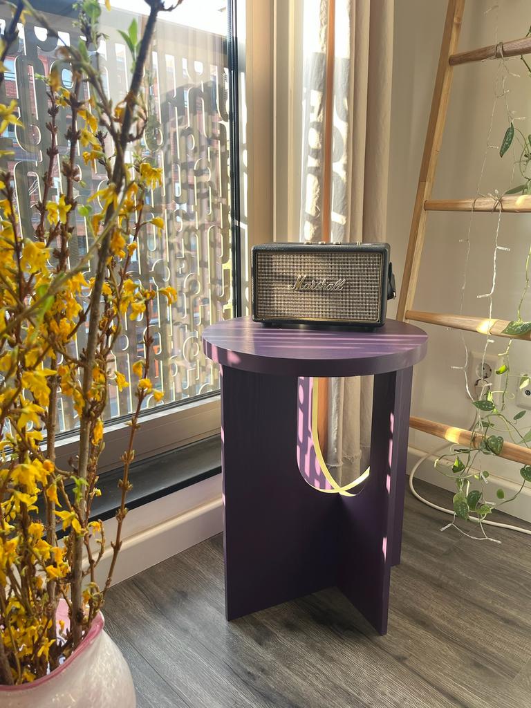 Uniek upcycled tafeltje. Japandi, funky, paars, botergeel, Huis en Inrichting, Tafels | Bijzettafels, Zo goed als nieuw, Rond