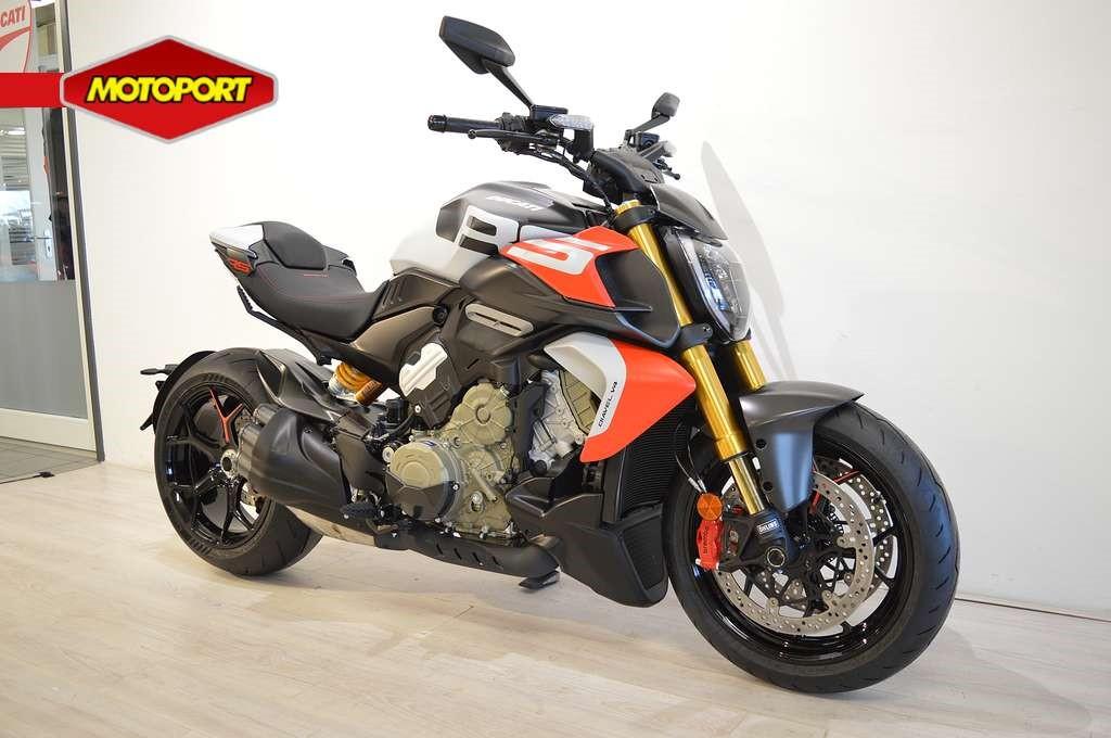 Ducati DIAVEL V4 RS (bj 2026) - foto 2