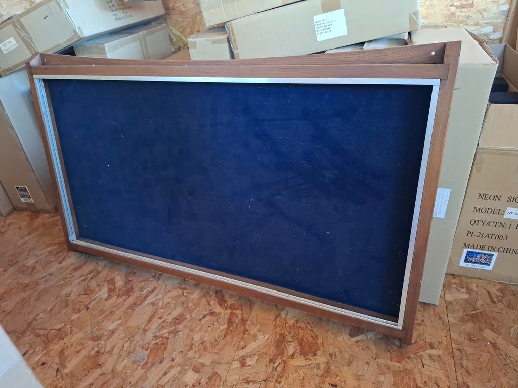 Oude wand vitrinekast met glazen schuifdeuren, Huis en Inrichting, Kasten | Vitrinekasten, Ophalen, Gebruikt, 25 tot 50 cm, 50 tot 100 cm