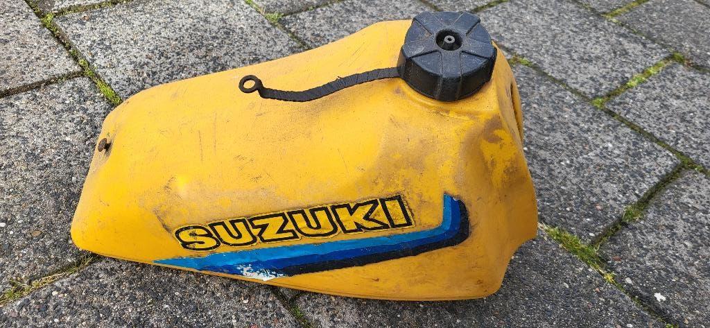 Suzuki benzine crossmotor tank twinshock, Motoren, Ophalen, Gebruikt