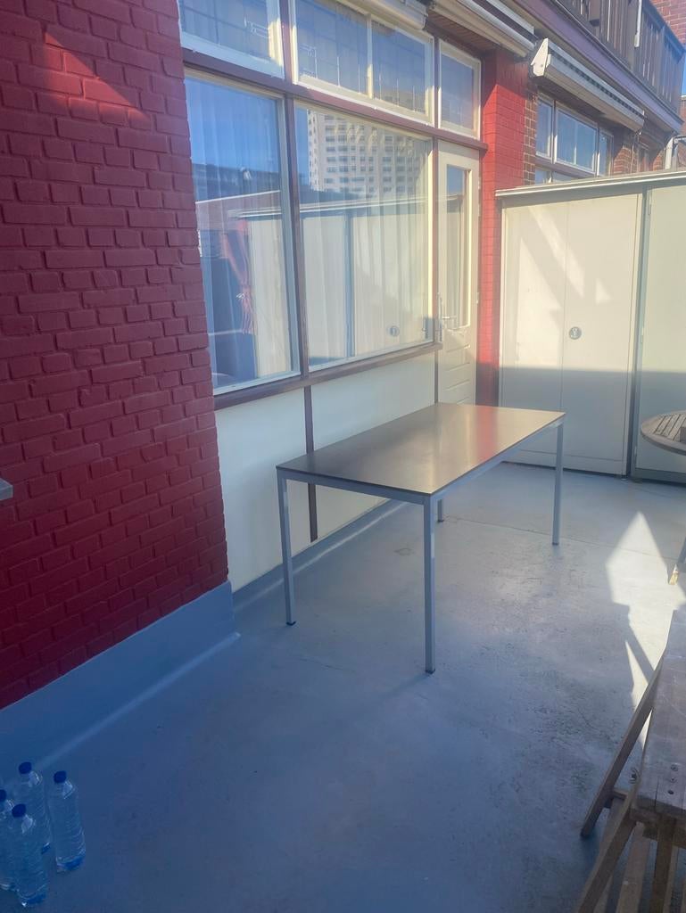 Oerdegelijke tafel met stalen frame en afneembare poten, Huis en Inrichting, Tafels | Eettafels, Ophalen, Kunststof, Gebruikt