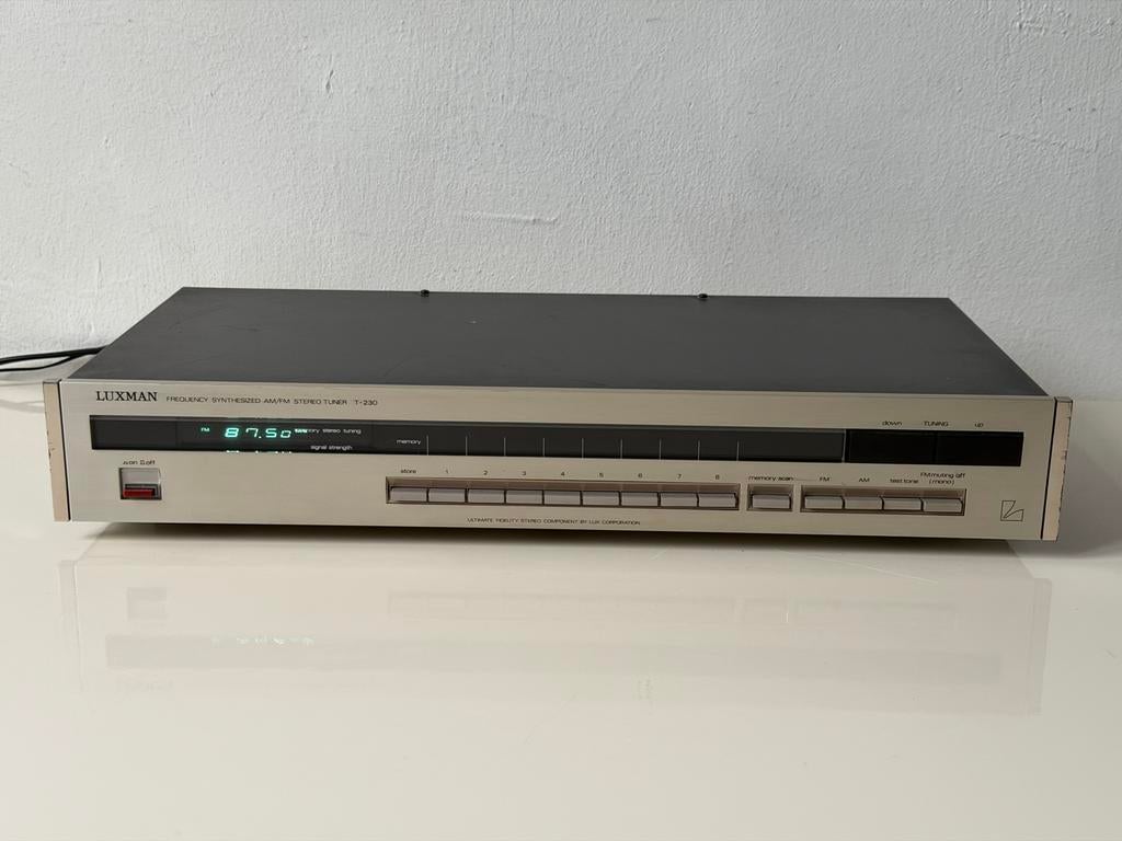 Luxman T-230 Frequency Synthesized AM/FM Stereo Tuner, Ophalen of Verzenden, Gebruikt, Analoog