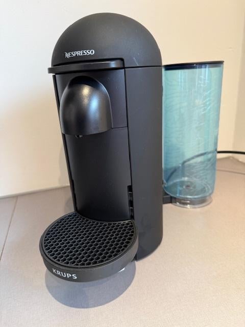 Nespresso Vertuo Plus, Koffiemachine, Ophalen of Verzenden, Zo goed als nieuw, Koffiepads en cups