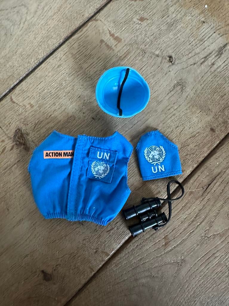Action man united nations kleding set, Verzamelen, Poppen, Ophalen of Verzenden, Gebruikt, Pop