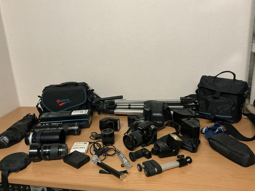 Fotocamera sony statief, lenzen, flitsers, cameratassen, Ophalen, Gebruikt