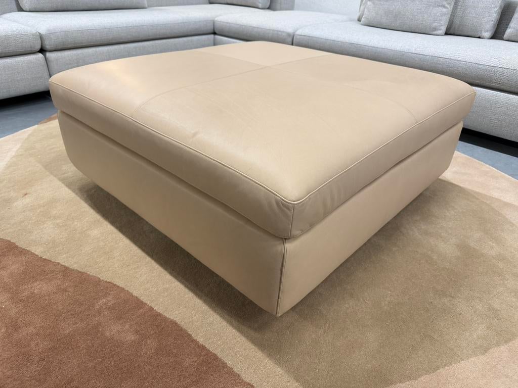 Showmodel Design on Stock Vilaz Hocker Loxton Fjord Leer 103, Leolux Harvink Jori Rolf Benz Gelderland Pode Eyye Montis, Vierkant