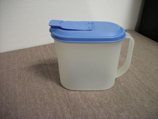 Tupperware Schenkkan ( lichtblauw deksel, 1 liter ), Ophalen of Verzenden, Gebruikt, Beker of Kan