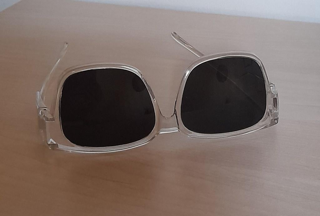 Witte overzetbril nieuw., Sieraden, Tassen en Uiterlijk, Zonnebrillen en Brillen | Dames, Zonnebril, Wit, Nieuw, Ophalen