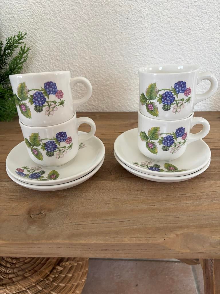 4 Kop en Schotel met Bramen Design, Huis en Inrichting, Gebruikt, Ophalen of Verzenden, Overige stijlen, Kop(pen) en/of Schotel(s)