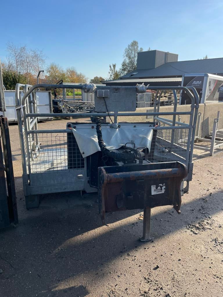 Manitou openwerkbak, Ophalen