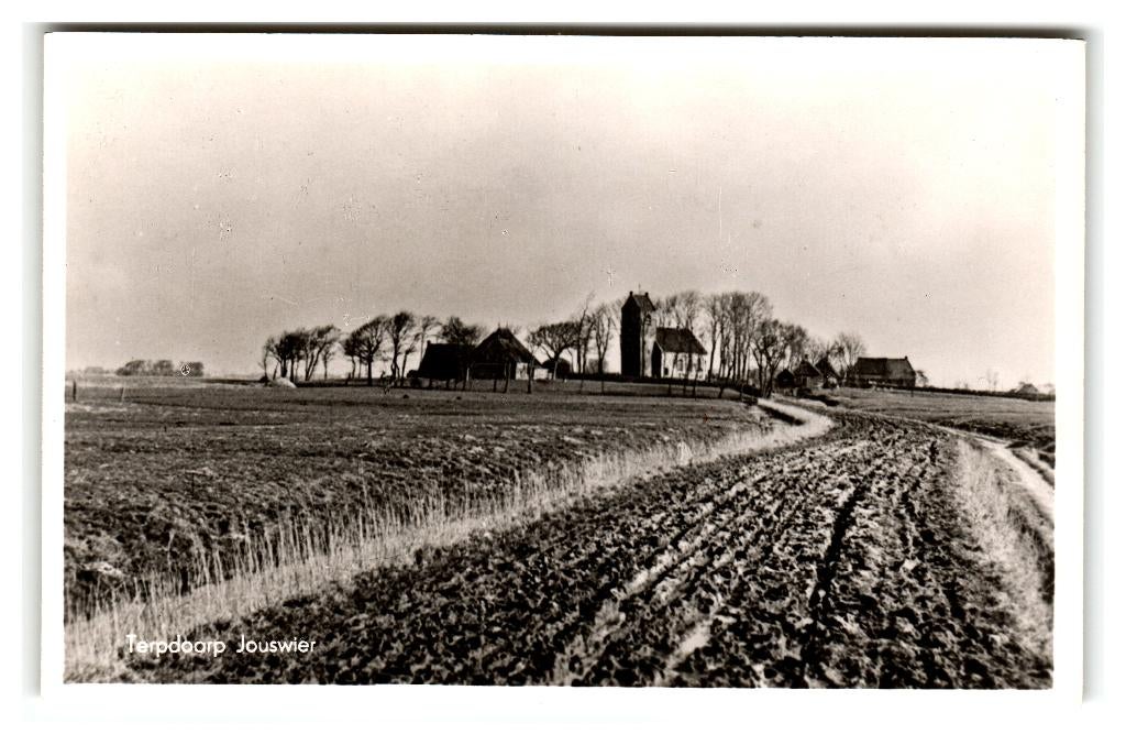 Jouswier, (tussen Oostrum en Metslawier) Terpdoarp, Verzamelen, Ansichtkaarten | Nederland, Ongelopen, Friesland, 1920 tot 1940
