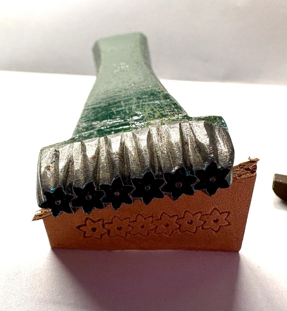 Leerbewerking metaal slag stempel bloemen holpijpn, Verzenden, Gebruikt, Overige typen