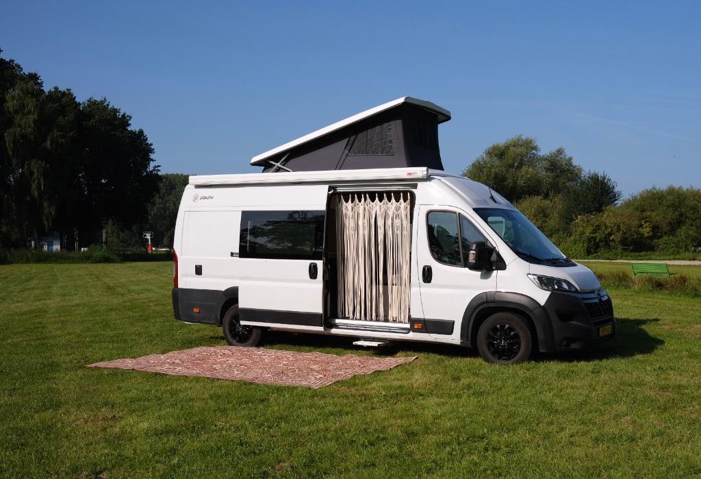 Luxe buscamper L4H2 met slaaphefdak, 4P, EURO6, 63K km, 2022, Caravans en Kamperen, Overige merken, Chemisch toilet, Buscamper of Camperbus