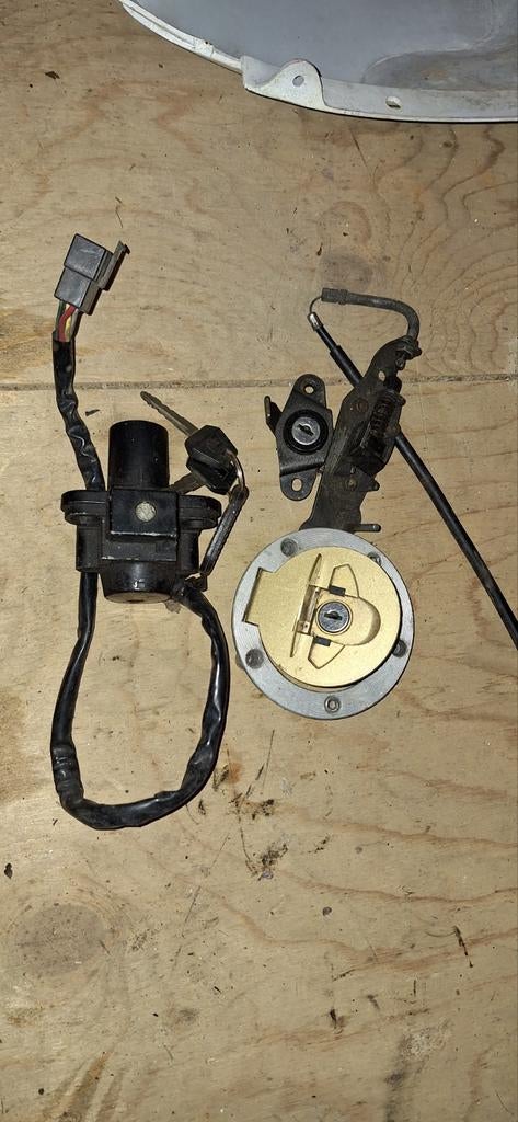 Ducati Monster Supersport 600 750 900 851 888 916 slotenset, Motoren, Ophalen of Verzenden