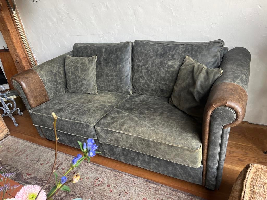 Stijlvolle groene bank met lederen details - pilotenleer, Huis en Inrichting, Banken | Bankstellen, Ophalen, 150 tot 200 cm, Tweepersoons