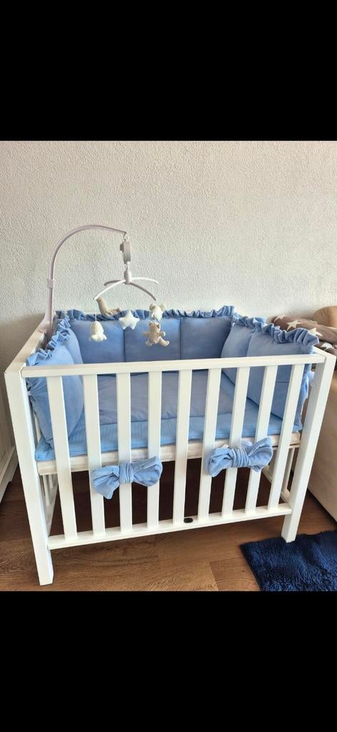 Handgemaakt boxkleed met rand en strikken, Ophalen of Verzenden, Zo goed als nieuw, Vierkant, Boxkleed