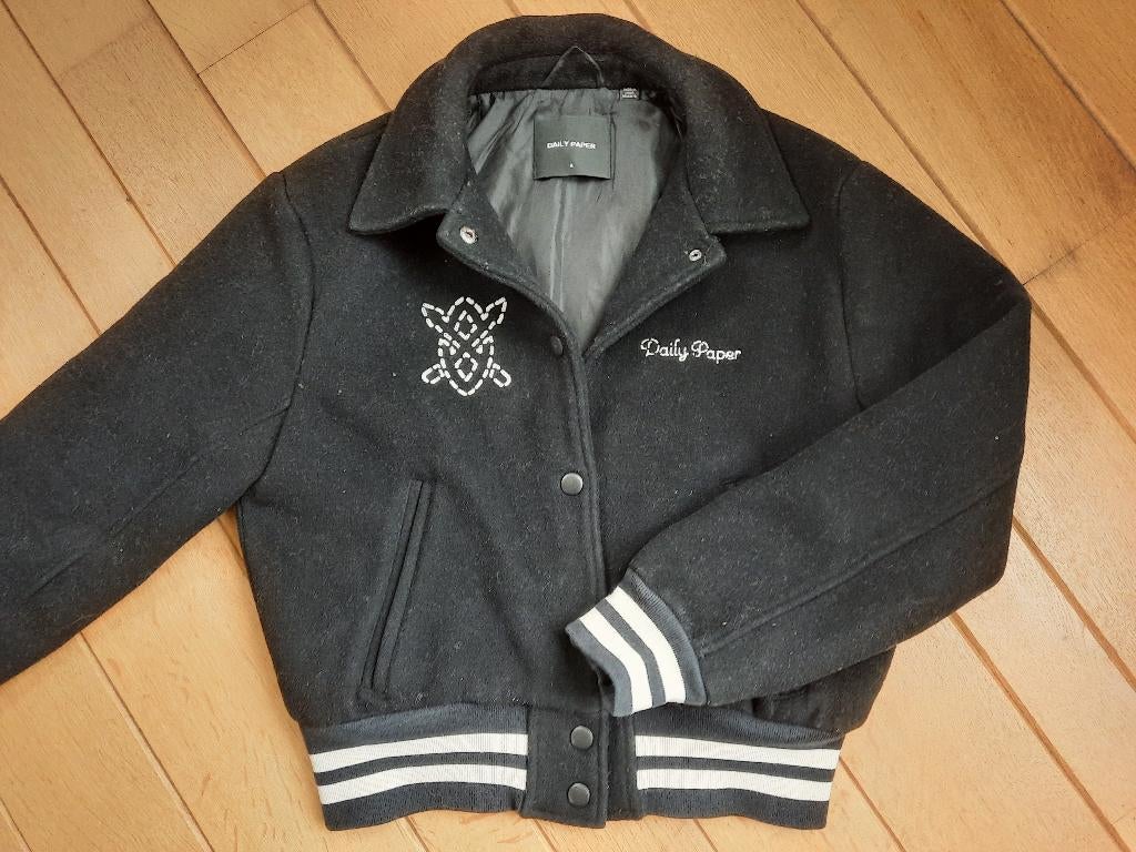 Daily Paper Nasra Varsity Jacket zwart bomber jack maat S, Zwart, Daily Paper, Ophalen of Verzenden, Zo goed als nieuw