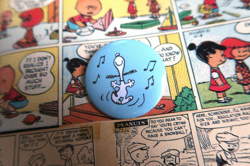 Snoopy Peanuts Comics 44MM Button Pin Broche, Verzenden, Snoopy, Nieuw, Overige typen
