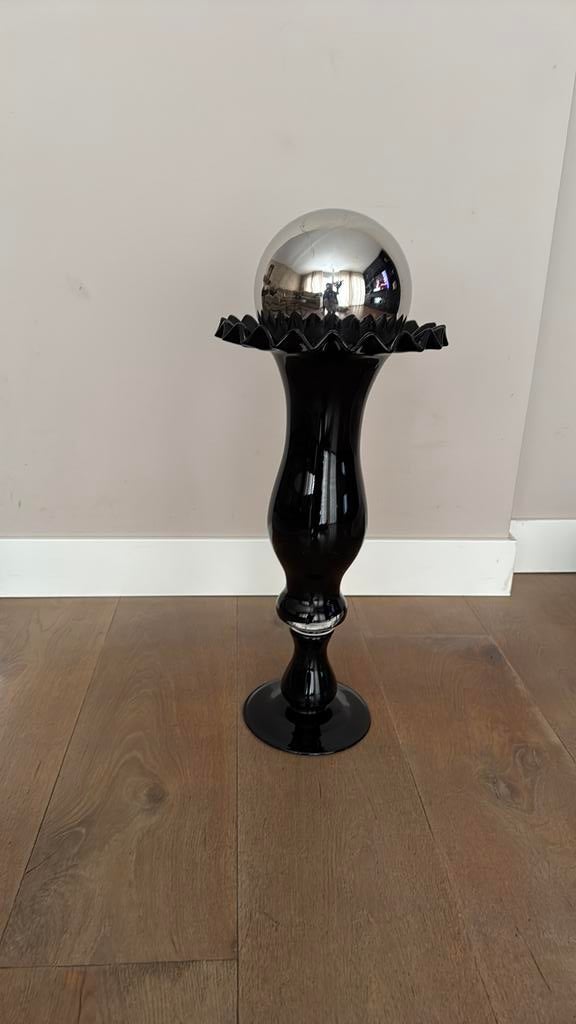 Zwarte vaas met zilveren bal, Huis en Inrichting, Woonaccessoires | Zuilen en Pilaren, Ophalen, Zo goed als nieuw