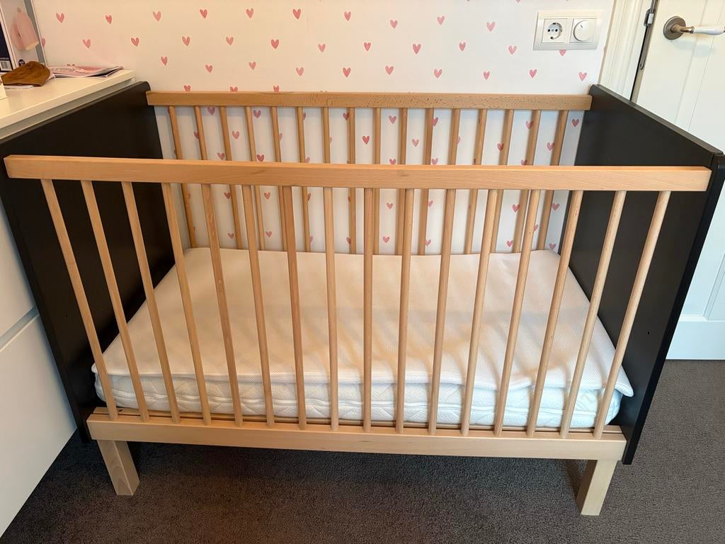 Bopita floris ledikant zwart 60x120 inclusief net matras, Ophalen, Gebruikt, Ledikant