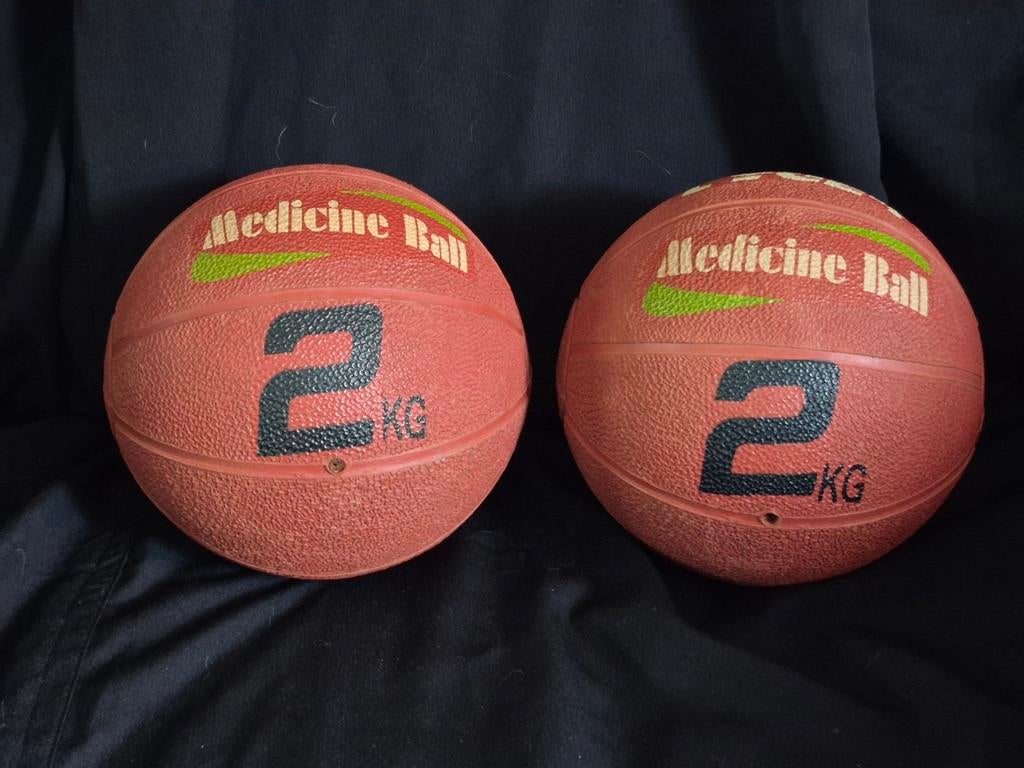 2 x Medicine ball medicijnbal van 2 kg per stuk. Setprijs, Ophalen of Verzenden, Zo goed als nieuw, Armen, Fitnessbal