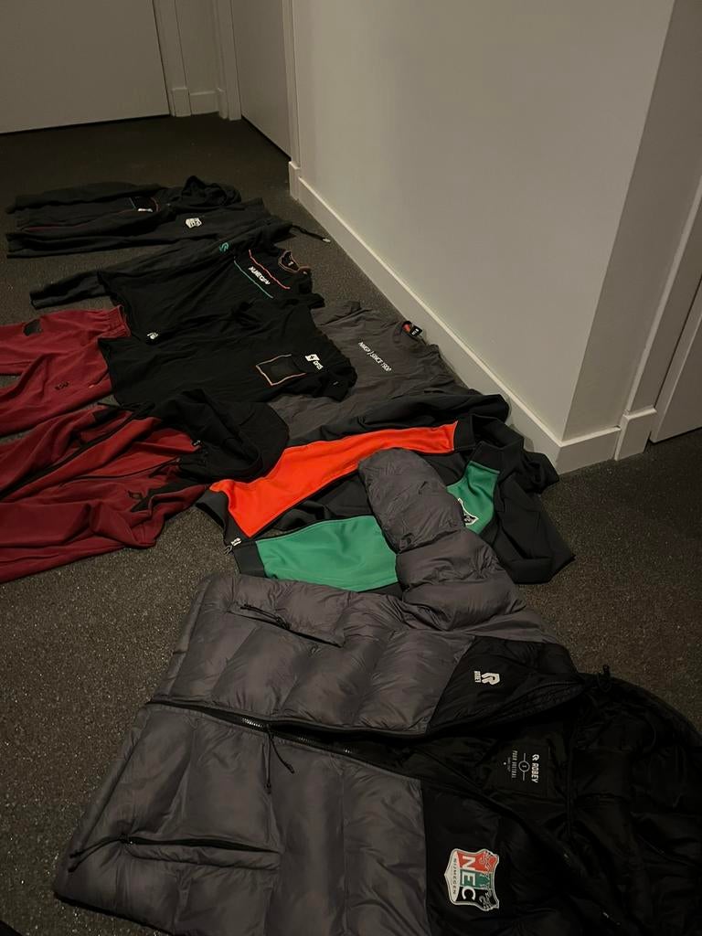 Nec nijmegen presentatie kleren van verschillende seizoenen, Kleding | Heren, Ophalen of Verzenden, Gedragen, Overige maten