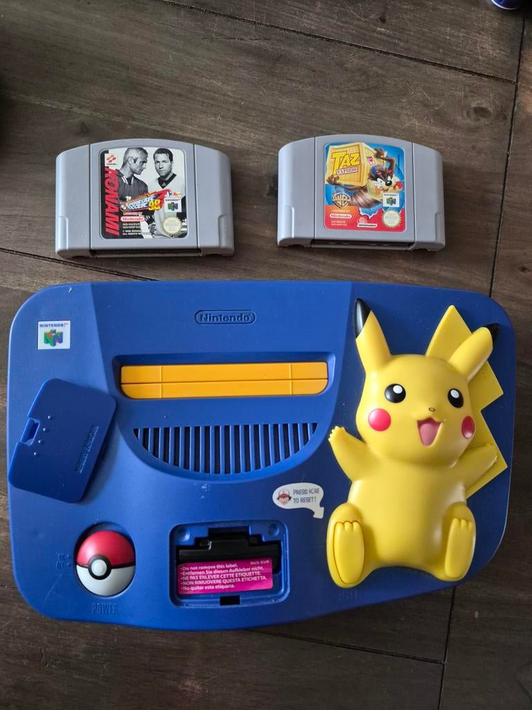 Nintendo64 Pikachu editie met bijbehorende controller, Ophalen of Verzenden, Zo goed als nieuw, Met 2 controllers, Met games