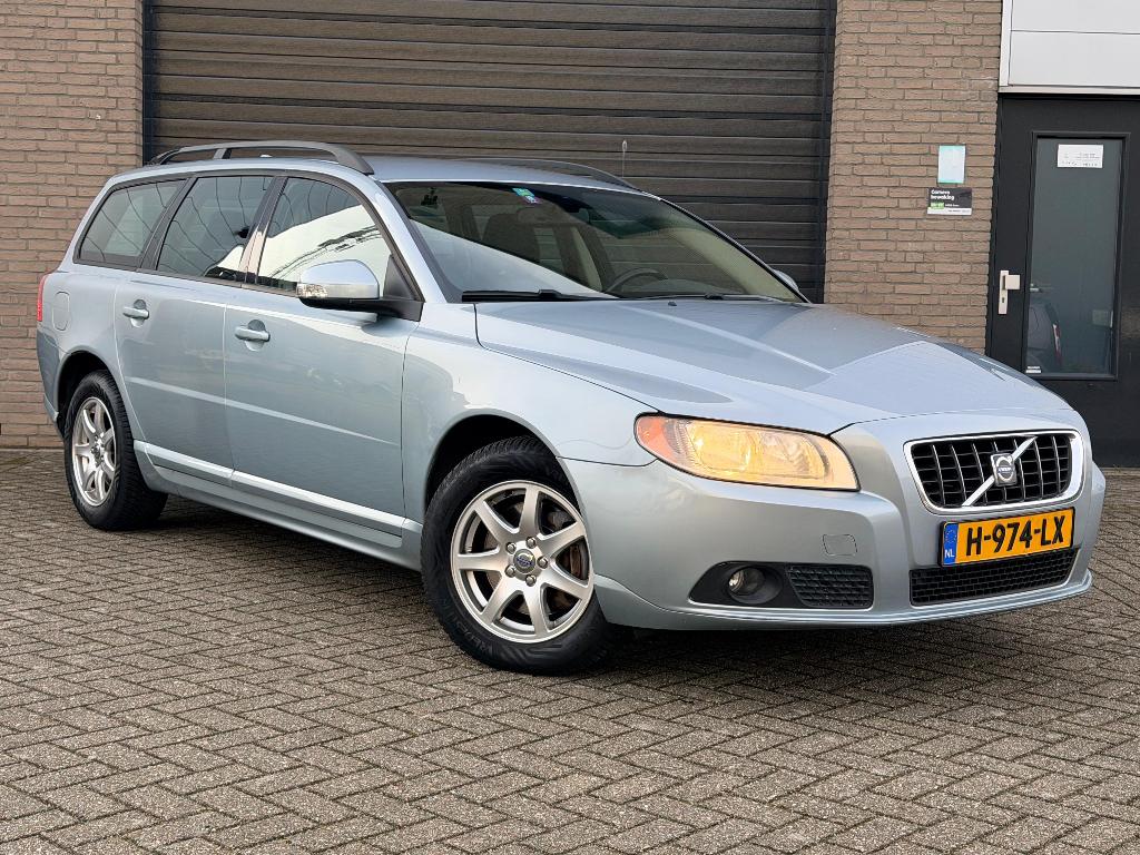 Volvo V70 2.5 T AUT  nieuwe Distributieriem! + nieuwe apk, Auto's, 1800 kg, Zwart, Blauw, Leder en Stof
