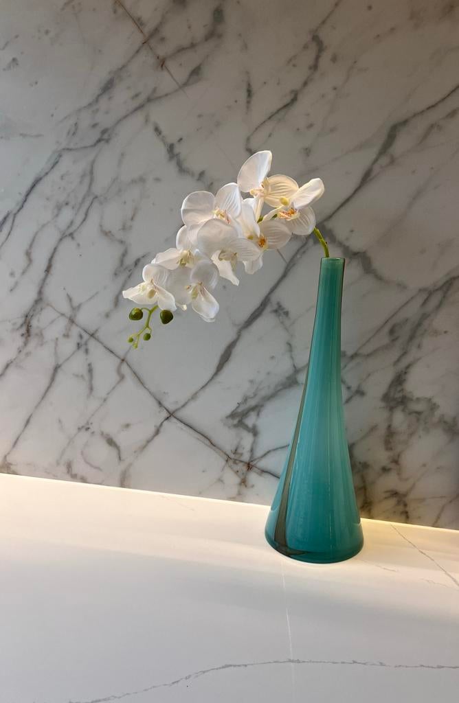 VINTAGE GROEN / BLAUW HOGE VAAS + WITTE ZIJDE ORCHIDEE TAK, Huis en Inrichting, Woonaccessoires | Vazen, Blauw, Ophalen of Verzenden