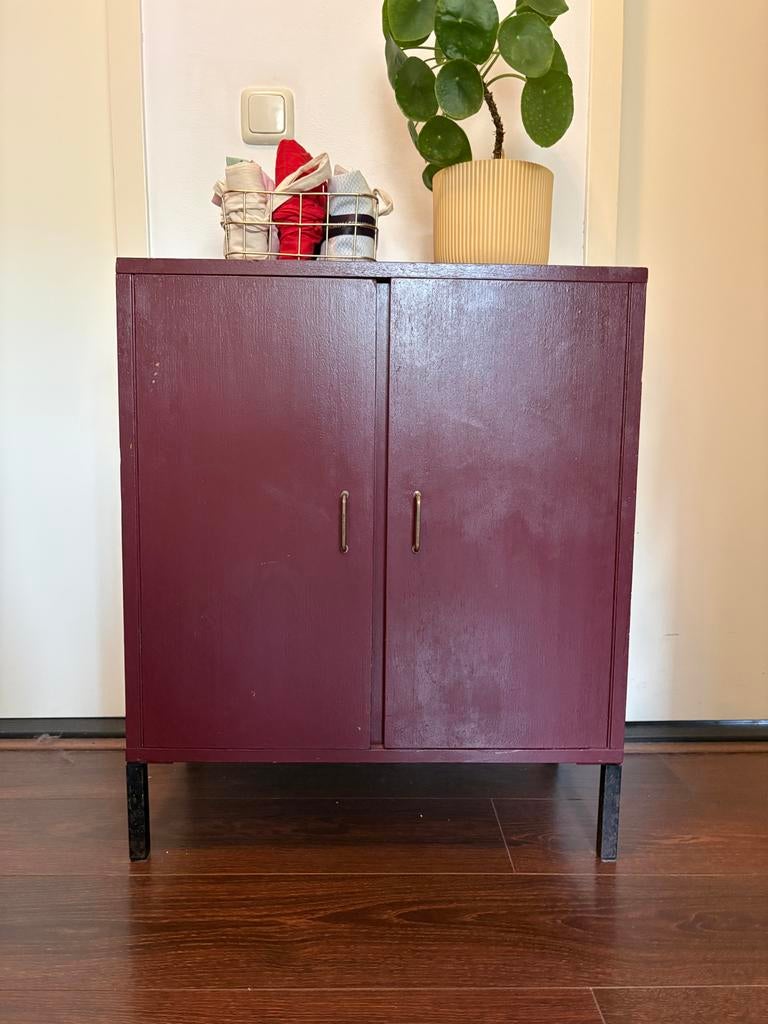 Bordeauxrood vintage houten kastje (Zweeds? Halkast), Ophalen, Gebruikt