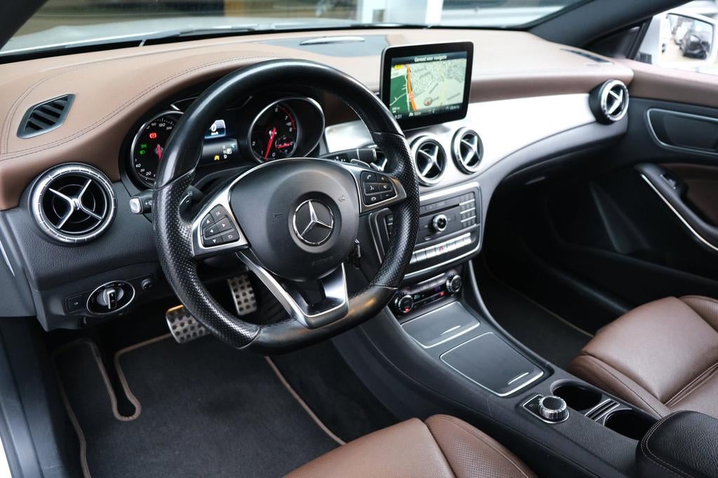 Mercedes-Benz CLA 200 AMG AUT Pano Xenon Leder Cam, Auto's, Gebruikt, Euro 6, 715 kg, 19 km/l