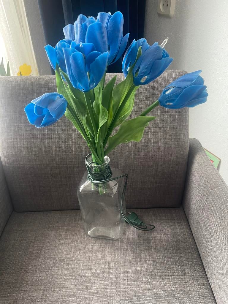 Gratis: Fles met 9 blauwe Plastic Tulpen met Lampje[1 kapot], Ophalen, Gebruikt, Binnen
