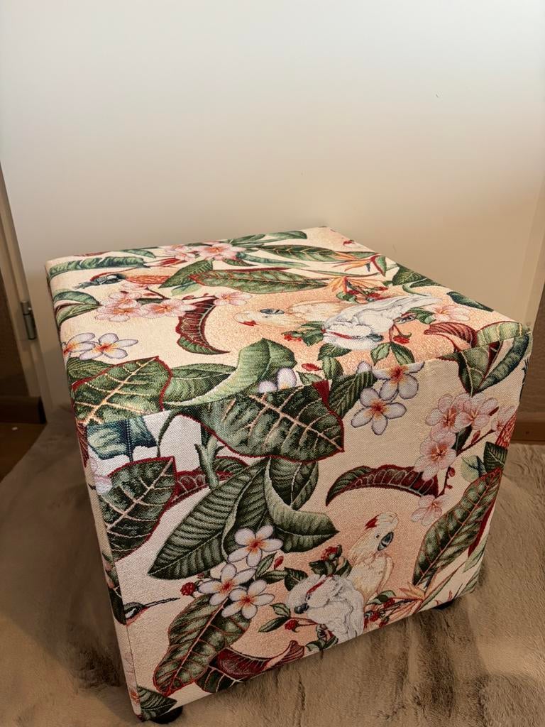 Prachtige poef met gobelin meubelsstof vrolijke vogel print, Huis en Inrichting, Ophalen, Minder dan 50 cm, Vierkant, Nieuw