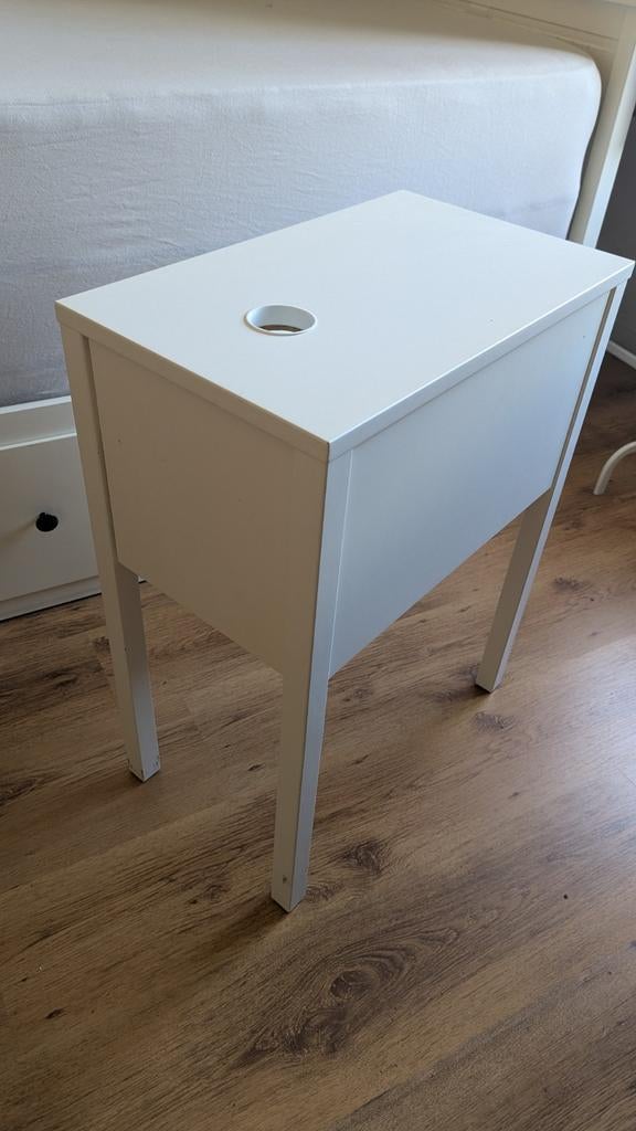 Nachtkastje ikea wit met lade en kabel gat (Nordli dacht ik), Huis en Inrichting, Slaapkamer | Nachtkastjes, Gebruikt, Minder dan 45 cm