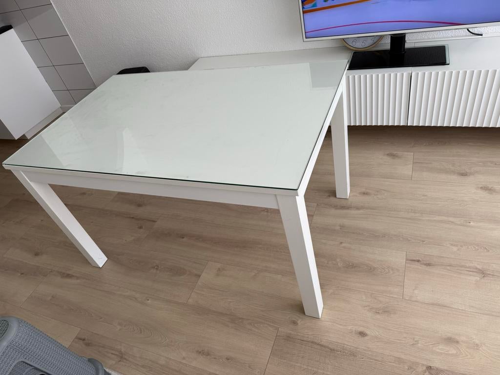 Witte tafel met glazen blad, Gebruikt, 100 tot 150 cm, Glas, Vier personen