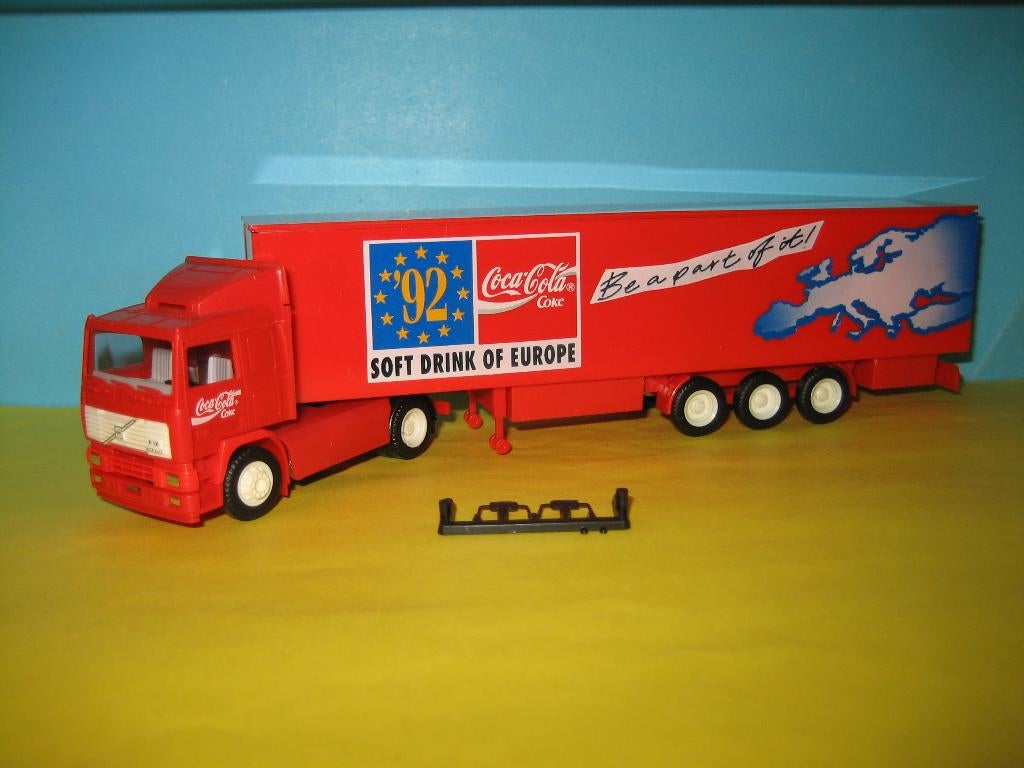 Coca-Cola 1992  VOLVO F-12 met oplegger Herpa/Albedo, Ophalen of Verzenden, Zo goed als nieuw, Bus of Vrachtwagen, Herpa
