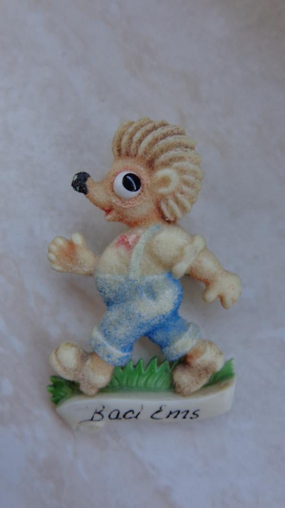 Vintage gekleurde plastic broche Egeltje jaren '70, Ophalen, Dier of Natuur, Speldje of Pin