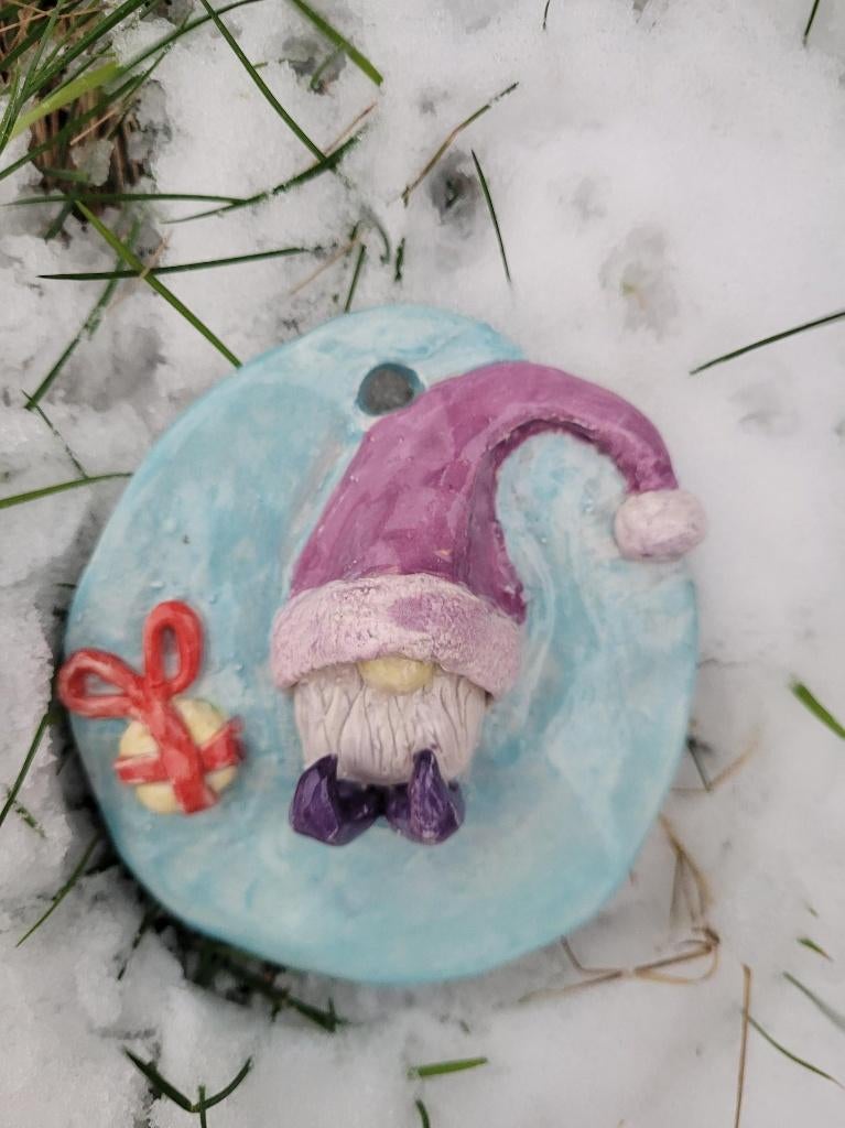 Paars-blauwe kerst gnoom klei hanger met cadeautje., Diversen, ., Nieuw, Ophalen of Verzenden, .