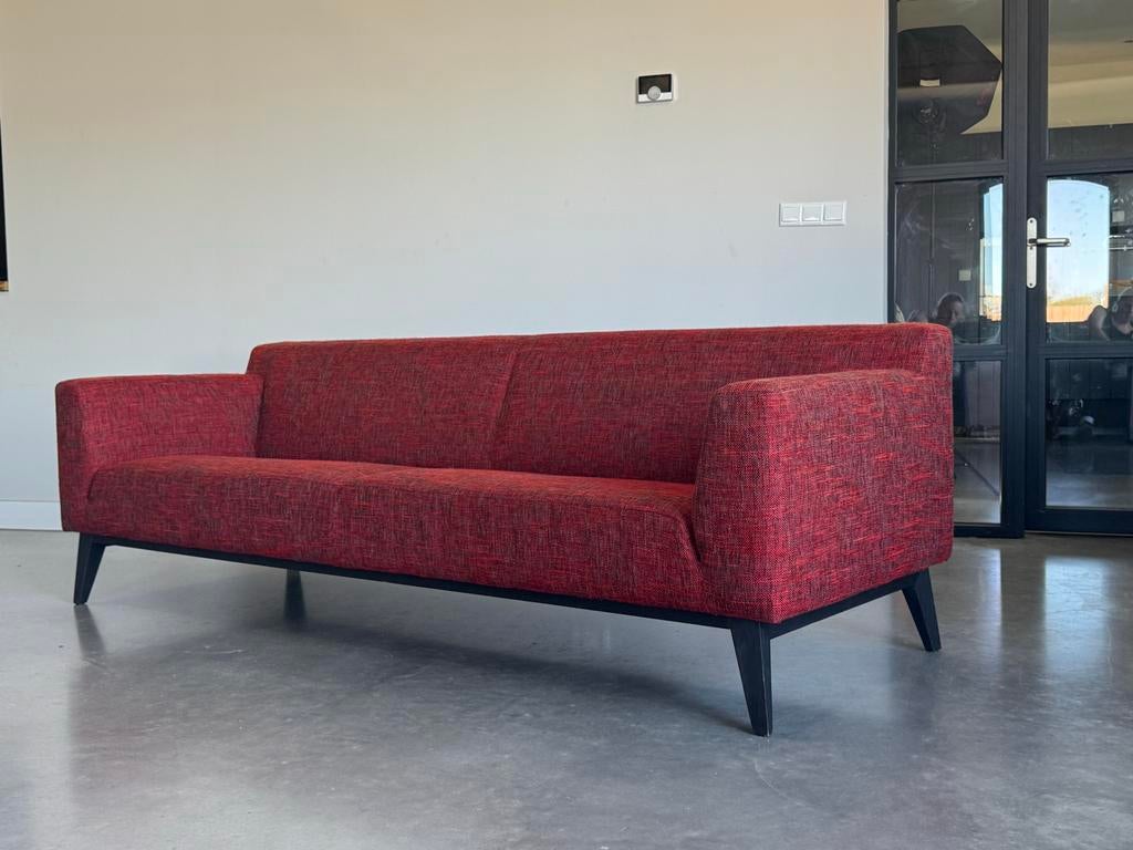 Leolux Pode Cubb Bank 230 cm – Rood | showroom staat, Leolux, Leolux, Leolux Pode Rolf Benz Jori Gelderland Montis Artifort, Driepersoons