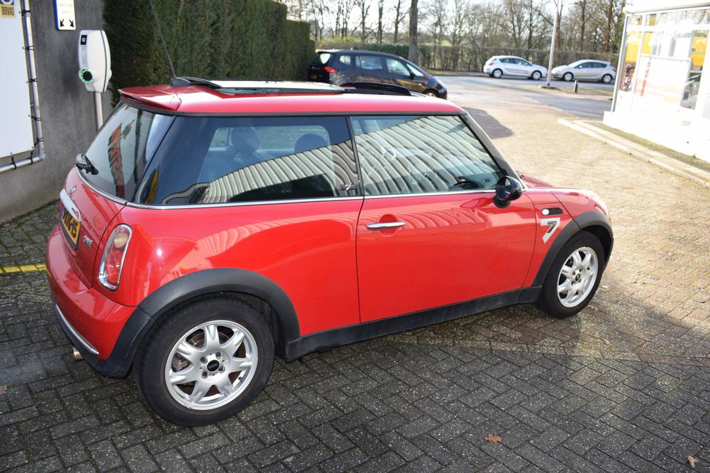 MINI Mini 1.6 One Seven APK MRT 2027 (bj 2006), Voorwielaandrijving, Metallic lak, Gebruikt, Zwart