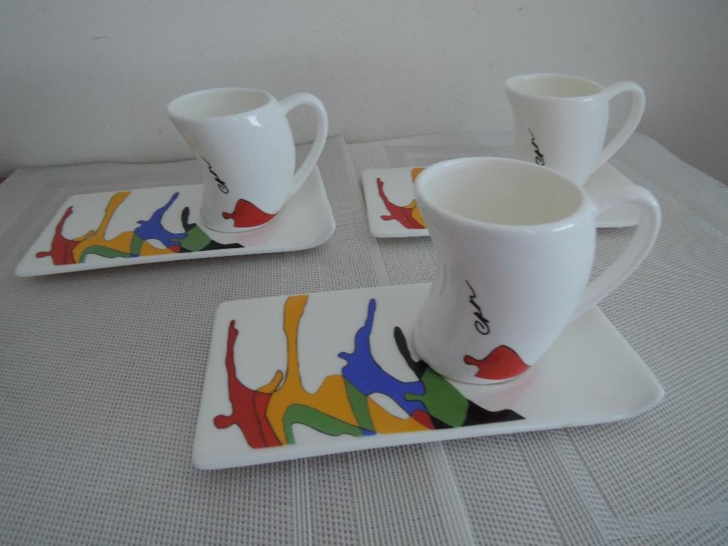 Drie Artihove kop en schotels, Ophalen of Verzenden